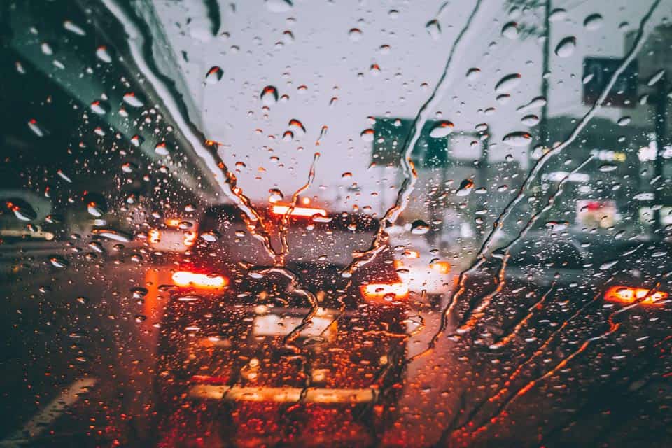 Dicas importantes para dirigir com segurança na chuva